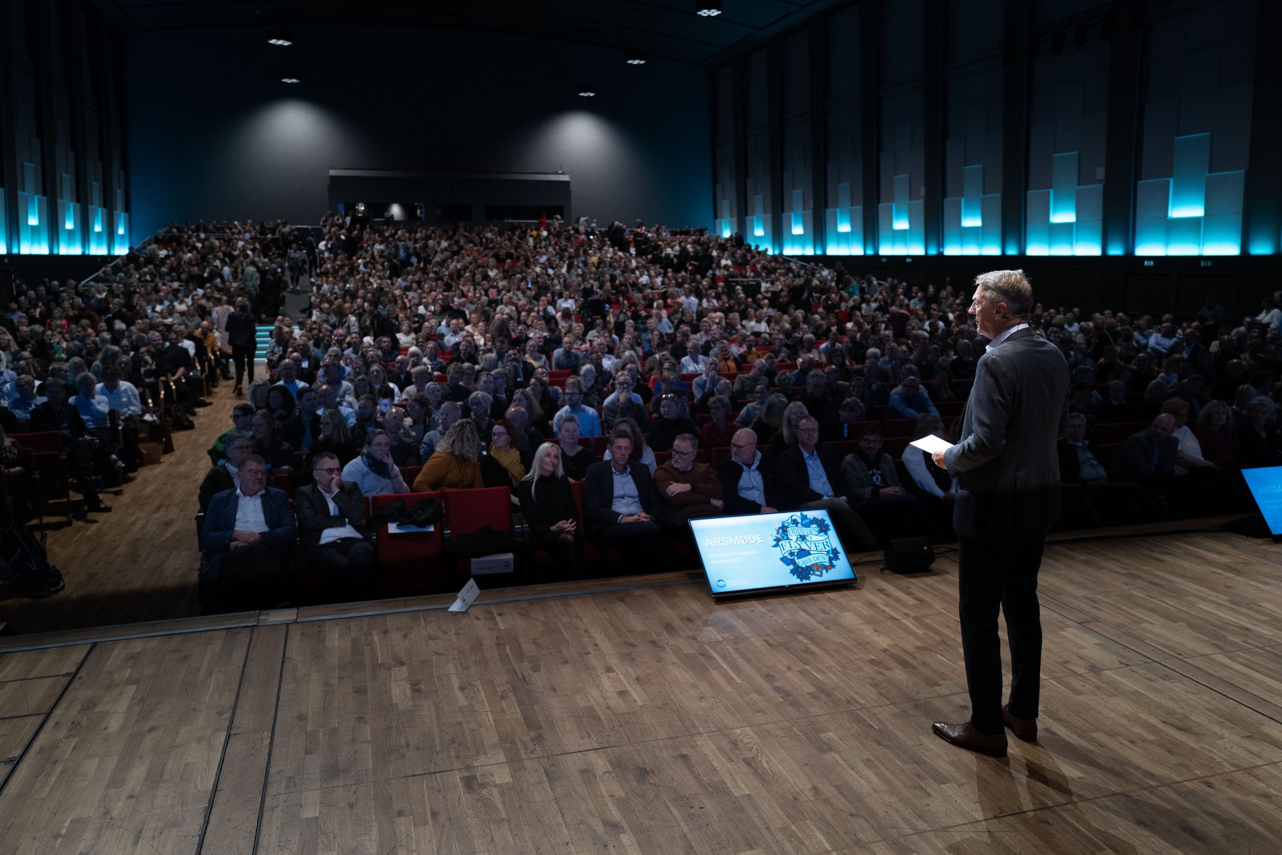 Skolelederforeningen årsmøde 2022 i Aalborg med Claus Hjortdal på scenen