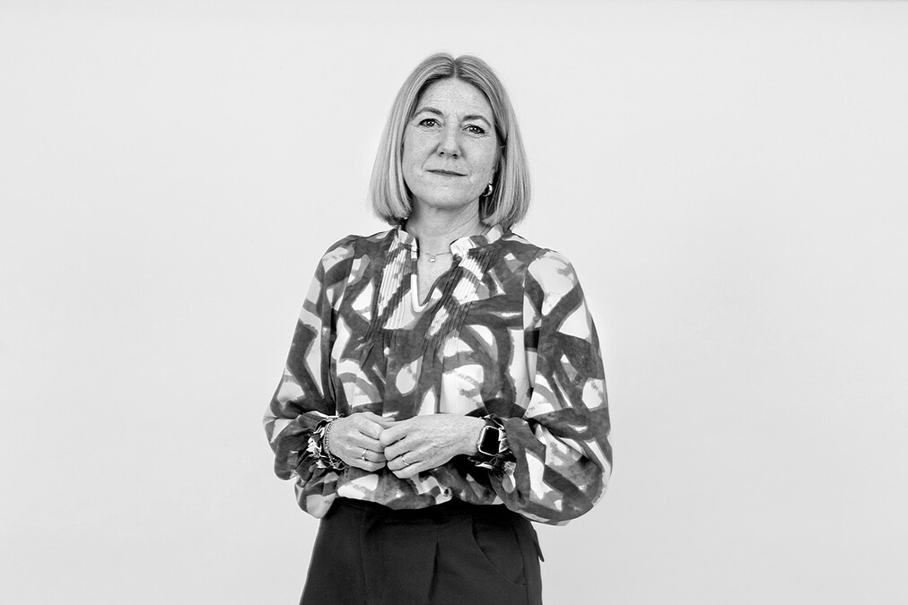 Billede af kvinde på grå baggrund