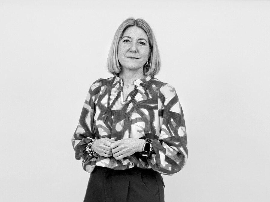 Billede af kvinde på grå baggrund